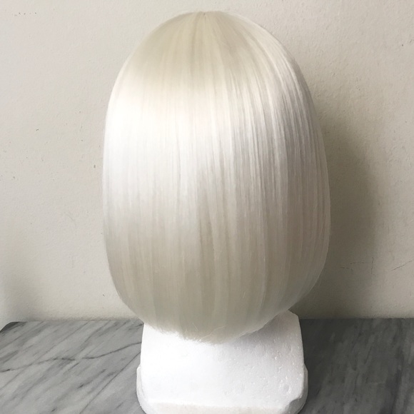 New Synthetic Hair Platinum White Bob Wig w/ Bangs - Picture 3 of 4